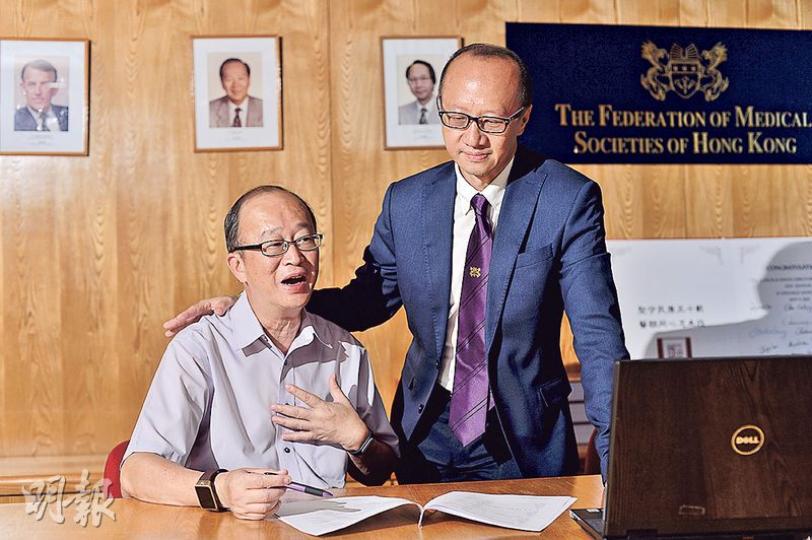 香港醫學組織聯會前會長勞思傑(右)說,社會對寧養紓緩服務有需求,期望政府加強相關政策,無論病人選擇在哪裏度餘生,也可獲得相應支援。旁為病人組織聯盟主席袁少林。(馮凱鍵攝) 香港醫學組織聯會前會長勞思傑(右)說,社會對寧養紓緩服務有需求,期望政府加強相關政策,無論病人選擇在哪裏度餘生,也可獲得相應支援。旁為病人組織聯盟主席袁少林。(馮凱鍵攝)