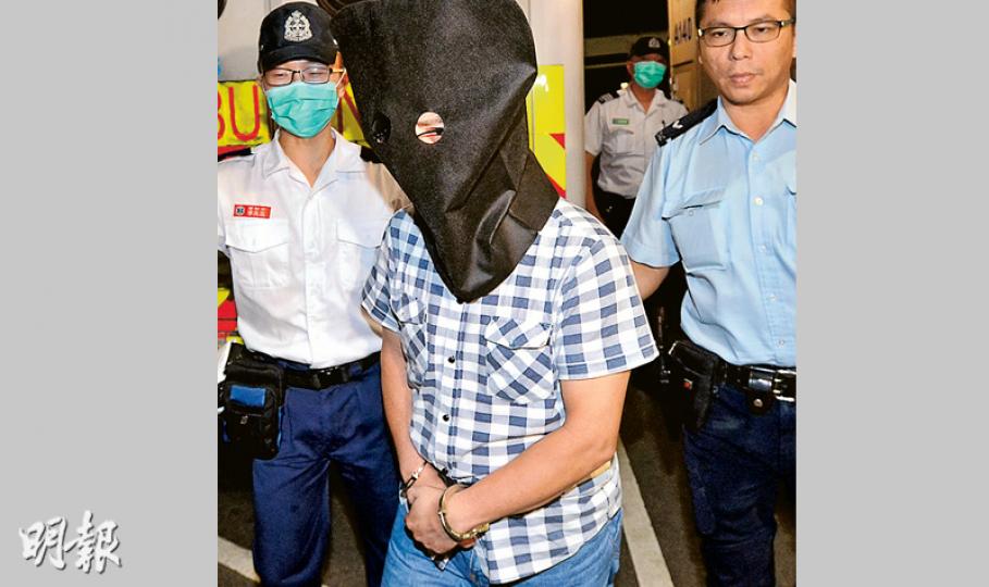 涉嫌撞斃修路工人譚權慰後不顧而去的專線小巴司機(圖),事後潛逃內地,至昨午由羅湖返港時被捕。他昨晚報稱頭暈不適,由警員押解送院檢驗。(楊柏賢攝) 涉嫌撞斃修路工人譚權慰後不顧而去的專線小巴司機(圖),事後潛逃內地,至昨午由羅湖返港時被捕。他昨晚報稱頭暈不適,由警員押解送院檢驗。(楊柏賢攝)