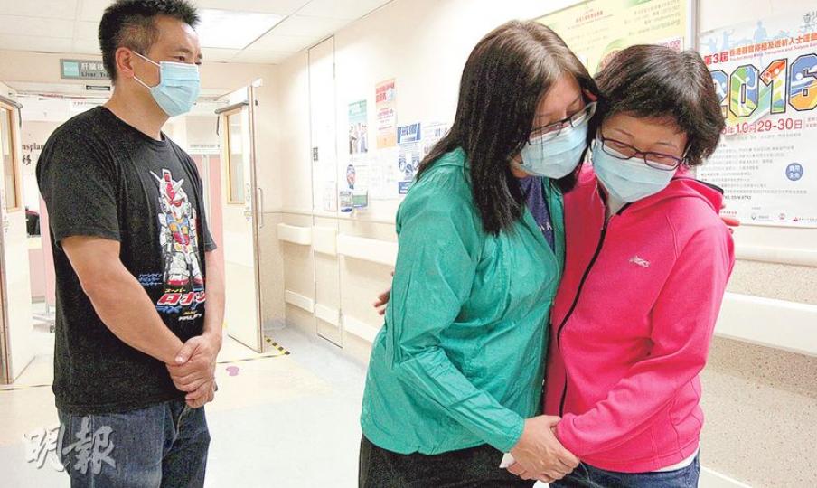 親友及舊同事聞悉胡校長重病、急需換肝的消息後,即到醫院探望,並與胡太(紅衫者)相擁,互相安慰。(李紹昌攝) 親友及舊同事聞悉胡校長重病、急需換肝的消息後,即到醫院探望,並與胡太(紅衫者)相擁,互相安慰。(李紹昌攝)
