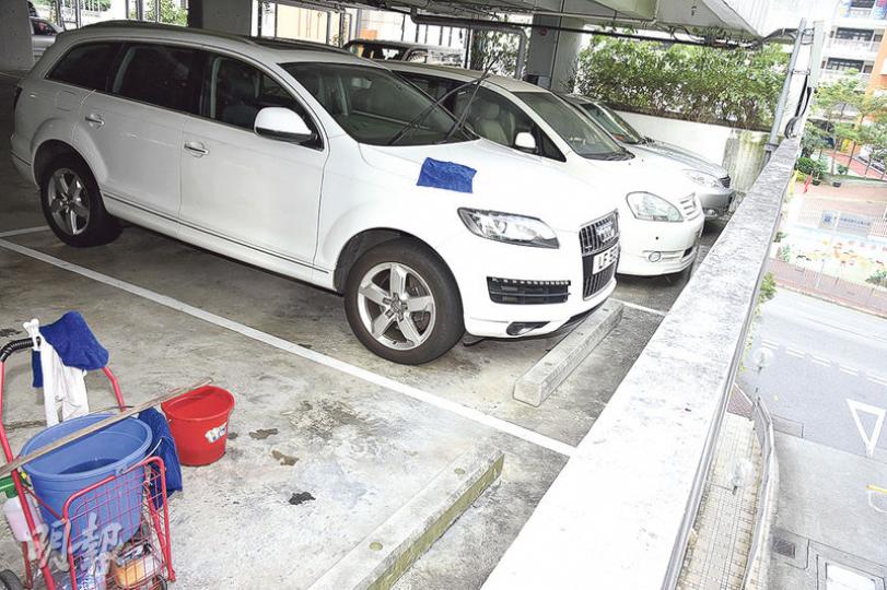 牛頭角彩盈邨停車場發生離奇墮樓案件,一名聾啞抹車男工在2樓工作期間從1.2米高圍牆墮下地面重傷昏迷,送院命危;他抹車用的毛巾仍留在車頭。(蔡方山攝) 牛頭角彩盈邨停車場發生離奇墮樓案件,一名聾啞抹車男工在2樓工作期間從1.2米高圍牆墮下地面重傷昏迷,送院命危;他抹車用的毛巾仍留在車頭。(蔡方山攝)