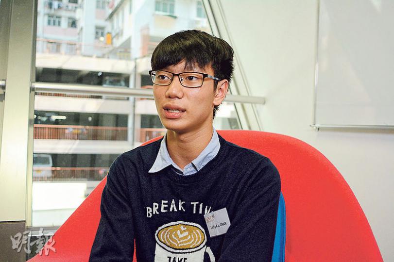 16歲的中五學生陳嘉龍對商科有濃厚興趣,現選修經濟及企業、會計和財務概論兩科,其中企會財成績卓越,他曾獲該科校內全級第一名。他在團隊中除了擔任行政總裁,亦負責會計工作。(許芳文攝) 16歲的中五學生陳嘉龍對商科有濃厚興趣,現選修經濟及企業、會計和財務概論兩科,其中企會財成績卓越,他曾獲該科校內全級第一名。他在團隊中除了擔任行政總裁,亦負責會計工作。(許芳文攝)