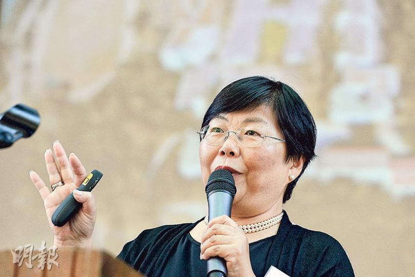 聖士提反書院校長楊清(圖)昨於中一收生講座表示,「教育局長話大學生自殺是未做好生涯規劃,我不敢苟同」,她說相信年輕人選擇輕生,有多重原因。(楊柏賢攝) 聖士提反書院校長楊清(圖)昨於中一收生講座表示,「教育局長話大學生自殺是未做好生涯規劃,我不敢苟同」,她說相信年輕人選擇輕生,有多重原因。(楊柏賢攝)
