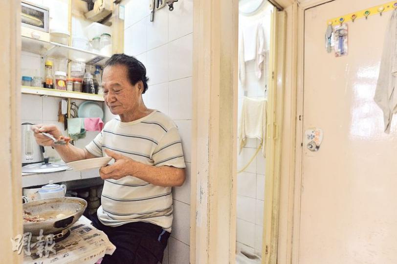 權哥每日會用電爐煮麥皮、粥等,有時煮麵亦會分數餐吃,以節省開支。他每日在狹小廚房內進食,位置僅夠坐下,不能轉身。(馮凱鍵攝) 權哥每日會用電爐煮麥皮、粥等,有時煮麵亦會分數餐吃,以節省開支。他每日在狹小廚房內進食,位置僅夠坐下,不能轉身。(馮凱鍵攝)