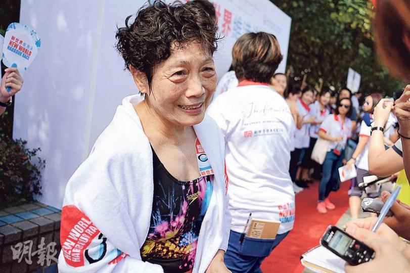 74歲的梁宛凝是最年長泳手,她的父親、女兒都參加過渡海泳,對於一門三泳將感到開心,因父親和女兒都成為她的榜樣,驅使她繼續游泳。(許芳文攝)12歲的譚穎恩是今屆最年幼參加者,被問及首次參加渡海泳感受,她笑稱只是覺得海水很鹹,望出去只見到好大個太陽。(鍾林枝攝) 74歲的梁宛凝是最年長泳手,她的父親、女兒都參加過渡海泳,對於一門三泳將感到開心,因父親和女兒都成為她的榜樣,驅使她繼續游泳。(許芳文攝)12歲的譚穎恩是今屆最年幼參加者,被問及首次參加渡海泳感受,她笑稱只是覺得海水很鹹,望出去只見到好大個太陽。(鍾林枝攝)
