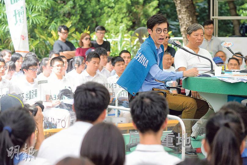 青年新政梁頌恆昨披上有「HONG KONG IS NOT CHINA」字句的旗幟出席港台節目《城市論壇》,他說正考慮周三會否以其他語言宣誓,但重申不明白其「披肩」被指不符誓辭有何邏輯。(鍾林枝攝) 青年新政梁頌恆昨披上有「HONG KONG IS NOT CHINA」字句的旗幟出席港台節目《城市論壇》,他說正考慮周三會否以其他語言宣誓,但重申不明白其「披肩」被指不符誓辭有何邏輯。(鍾林枝攝)