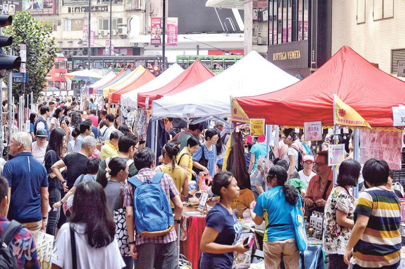 香港墟市節2016噚日喺銅鑼灣東角道揭幕,街道成為露天市集,現場有產品售賣,亦有年輕人街頭表演。(蘇智鑫攝) 香港墟市節2016噚日喺銅鑼灣東角道揭幕,街道成為露天市集,現場有產品售賣,亦有年輕人街頭表演。(蘇智鑫攝)