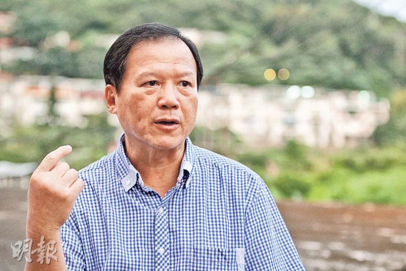 在德國遇襲、治療逾兩月後返港的邱樹平,頭頂、左耳及腹部有多道疤痕,左腹有一處疤痕長達26厘米,瘦了7公斤的他現時行動仍緩慢,「行路時個肚墜住、好辛苦」。(曾憲宗攝) 在德國遇襲、治療逾兩月後返港的邱樹平,頭頂、左耳及腹部有多道疤痕,左腹有一處疤痕長達26厘米,瘦了7公斤的他現時行動仍緩慢,「行路時個肚墜住、好辛苦」。(曾憲宗攝)