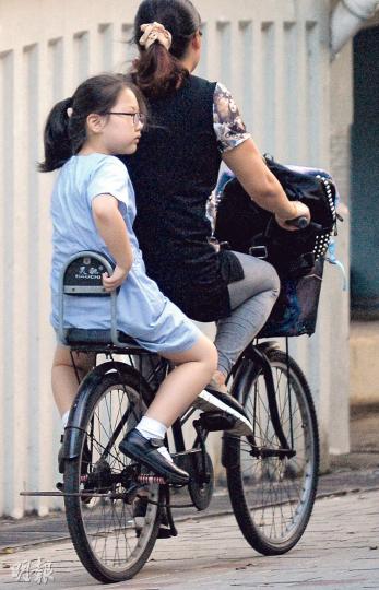 為接載子女,不少家長均會在單車尾加裝兒童椅,有醫生提醒家長,兒童的腳較短,容易攝入後座車輪的輻條,令腳跟 為接載子女,不少家長均會在單車尾加裝兒童椅,有醫生提醒家長,兒童的腳較短,容易攝入後座車輪的輻條,令腳跟
