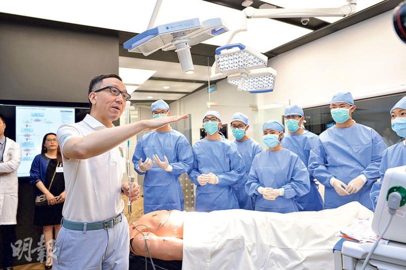 港大醫學院的臨牀技能及模擬培訓中心上月啟用,院長梁卓偉(前)介紹,中心設有模擬教室及手術室展示各種急症場景,當中更斥資200萬元添置一部可模擬多種心臟反應的機械人儀器(圖),助醫學生及護理學生臨牀學習。(蘇智鑫攝) 港大醫學院的臨牀技能及模擬培訓中心上月啟用,院長梁卓偉(前)介紹,中心設有模擬教室及手術室展示各種急症場景,當中更斥資200萬元添置一部可模擬多種心臟反應的機械人儀器(圖),助醫學生及護理學生臨牀學習。(蘇智鑫攝)
