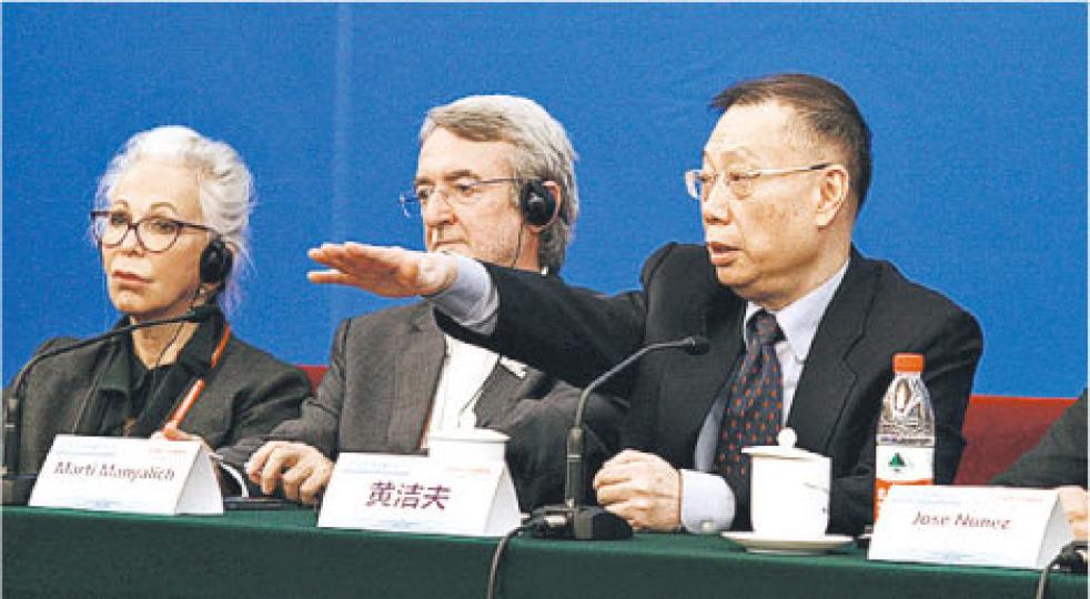 中國人體器官捐獻與移植委員會主任委員黃潔夫(右)說,中國零容忍非法移植器官。(明報記者攝) 中國人體器官捐獻與移植委員會主任委員黃潔夫(右)說,中國零容忍非法移植器官。(明報記者攝)