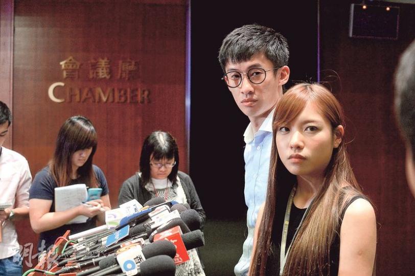 青年新政立法會議員游蕙禎及梁頌恆昨日會見傳媒時,重申不會就宣誓時將「中國」讀為音似「支那」一事道歉,強調沒做錯事,故不會道歉。游昨見記者時讀出「Hong Kong is not China」字句時,英文China發音正確,並無「支那」口音。(鍾林枝攝)民建聯張國鈞(前排左起)、獨立何君堯、經民聯梁美芬及民建聯周浩鼎等4名具法律背景的建制派立法會議員,昨去信立法會主席梁君彥,要求對方重新裁決5名非建制議員的宣誓是否符合法例和議事規則要求。(蘇智鑫攝)立法會主席梁君彥表示,收到外聘資深大律師法律意見 青年新政立法會議員游蕙禎及梁頌恆昨日會見傳媒時,重申不會就宣誓時將「中國」讀為音似「支那」一事道歉,強調沒做錯事,故不會道歉。游昨見記者時讀出「Hong Kong is not China」字句時,英文China發音正確,並無「支那」口音。(鍾林枝攝)民建聯張國鈞(前排左起)、獨立何君堯、經民聯梁美芬及民建聯周浩鼎等4名具法律背景的建制派立法會議員,昨去信立法會主席梁君彥,要求對方重新裁決5名非建制議員的宣誓是否符合法例和議事規則要求。(蘇智鑫攝)立法會主席梁君彥表示,收到外聘資深大律師法律意見