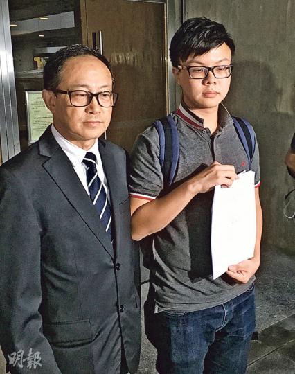 城大專業進修學院學生莫嘉傑(右)昨在經民聯成員、律師莊永燦(左)協助下提出司法覆核,莫承認提出訴訟目的是要游蕙禎及梁頌恆「無得做議員」。(黃建邦攝) 城大專業進修學院學生莫嘉傑(右)昨在經民聯成員、律師莊永燦(左)協助下提出司法覆核,莫承認提出訴訟目的是要游蕙禎及梁頌恆「無得做議員」。(黃建邦攝)