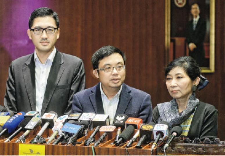 民主黨林卓廷(左起)、涂謹申及公民黨毛孟靜等民主派議員,昨與立法會主席梁君彥會晤45分鐘,討論議員明日再宣誓的安排,要求主席提供立法會議員監誓準則。(鍾林枝攝) 民主黨林卓廷(左起)、涂謹申及公民黨毛孟靜等民主派議員,昨與立法會主席梁君彥會晤45分鐘,討論議員明日再宣誓的安排,要求主席提供立法會議員監誓準則。(鍾林枝攝)