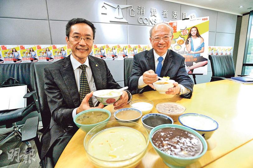 食安中心首席醫生楊子橋(左)建議糖水店修改糖水配方或分量,減食客攝取糖量;消費者亦要注意均衡飲食。右為消委會宣傳及社區關係小組主席許敬文。(楊柏賢攝) 食安中心首席醫生楊子橋(左)建議糖水店修改糖水配方或分量,減食客攝取糖量;消費者亦要注意均衡飲食。右為消委會宣傳及社區關係小組主席許敬文。(楊柏賢攝)