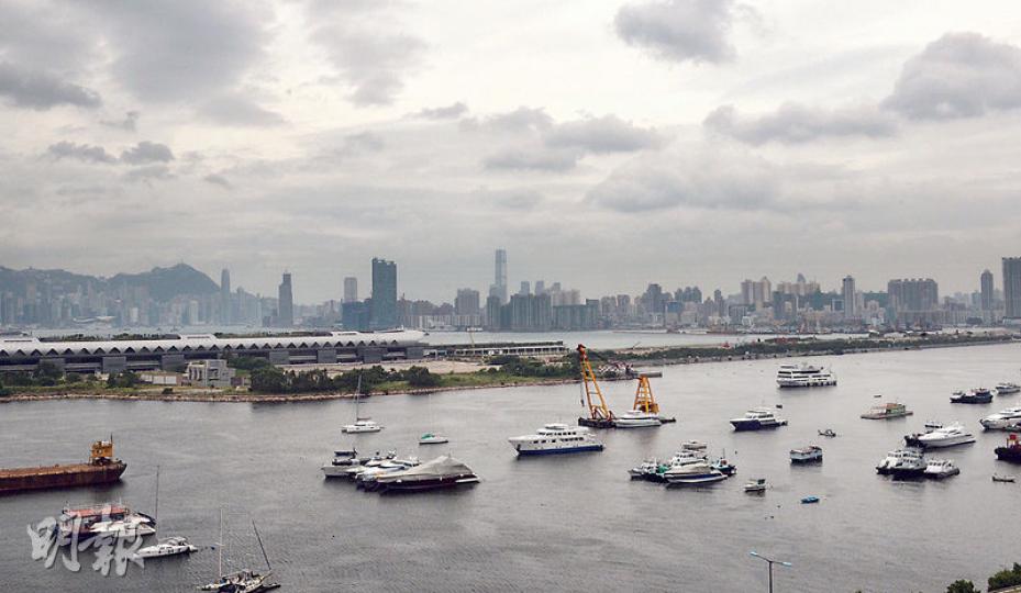 位於跑道區、啟德郵輪碼頭所在的啟德第四區（圖）位處維港海邊，擁「無敵海景」，規劃署最新建議將該區的酒店用地由6幅減至4幅，並同時改作住宅發展及將地積比增至最高的6.5倍，令該區住宅地由6幅增至10幅。（劉焌陶攝）