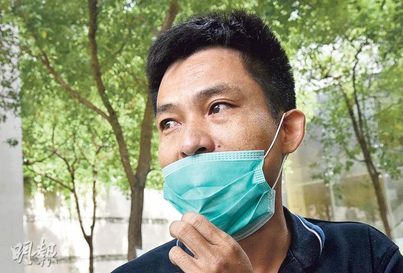 上周六在荃灣二陂坊離奇墮樓死亡的6歲女童林思穎,其父昨晨在殮房外眼泛淚光呼籲目擊者向警方提供資料。(陳柔雅攝) 上周六在荃灣二陂坊離奇墮樓死亡的6歲女童林思穎,其父昨晨在殮房外眼泛淚光呼籲目擊者向警方提供資料。(陳柔雅攝)