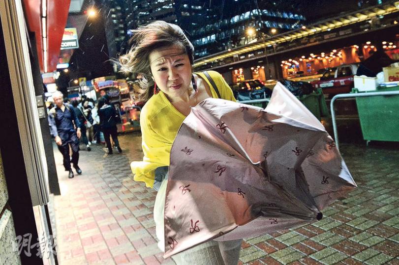 昨傍晚天氣轉壞,下班繁忙時間不少市民在街上被強風吹至狼狽不堪。(楊柏賢攝) 昨傍晚天氣轉壞,下班繁忙時間不少市民在街上被強風吹至狼狽不堪。(楊柏賢攝)
