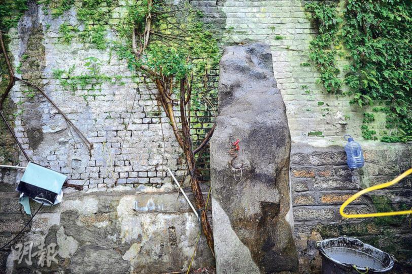 關注團體引述土木工程拓展署資料,指百年磚牆(圖)是擋土牆,由地政總署負責保養及維修。市建局指曾委託顧問,主要以目測方式作初步評估,認為磚牆安全系數低於標準。(蘇智鑫攝) 關注團體引述土木工程拓展署資料,指百年磚牆(圖)是擋土牆,由地政總署負責保養及維修。市建局指曾委託顧問,主要以目測方式作初步評估,認為磚牆安全系數低於標準。(蘇智鑫攝)