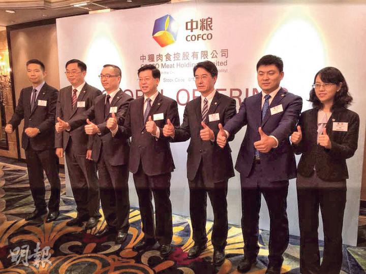 江南布衣及中糧肉食兩新股於今日招股，中糧肉食副總經理兼生豬養殖部門總經理沈雲祥（右三）在昨日的推介會上表示，由於母豬供應偏向走下坡，令去年生豬價格於高位徘徊，母豬供應現已回升，惟繁殖需時，料未來最少10個月豬價仍然維持高位水平。（溫婉婷攝）