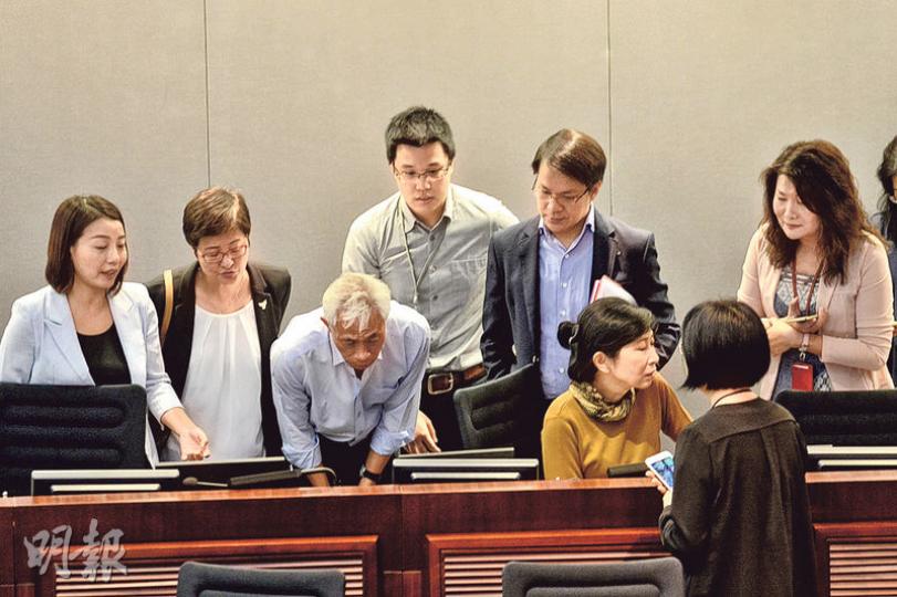 立法會昨晨舉行保安事務委員會會議，又是由第二資深的梁耀忠（左三）主持，但會議混亂，梁不清楚自己曾否宣告流會，一度要「回帶」翻看會議錄影片段。（楊柏賢攝）建制派議員本在會議室外等候入內參加人力事務委員會開會選主席，但因為保安事務委員會超時並陷入爭議，會議室遭佔用，人力委員會被迫取消。（楊柏賢攝）立法會18個事務委員會選正副主席，其中多個因會議未能完成或無法開會而未能投票。圖中經濟發展事務委員會選主席過程順利，選出林健鋒及楊岳橋任正副主席。（曾憲宗攝）