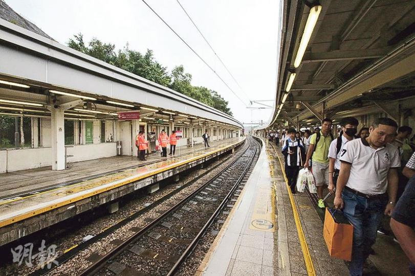 港鐵東鐵線落馬洲站附近高架供電系統發生故障，引致羅湖站3、4號月台（圖）暫停運作，昨傍晚繁忙時間東鐵線班次亦受影響，沿線各站月台擠滿候車人龍，比平日更擠迫。（伍浦鋒攝）