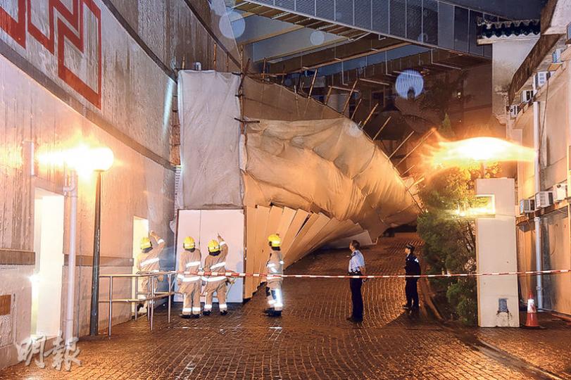 由昨晨至下午5時半，全港共錄得57宗塌樹、兩宗水浸及兩宗山泥傾瀉報告。圖為黃大仙中心北座龍翔廣場外，一幅5米乘15米棚架不敵強風吹襲損毁傾斜，幸無人受傷。（蔡方山攝）