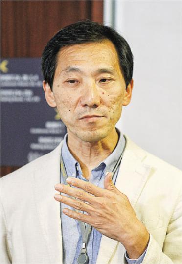 立法會建築、測量、都市規劃及園境界議員姚松炎認為，政府公開的橫洲報告清楚顯示第二、三期發展計劃的技術困難屬可以克服，質疑政府無採納顧問報告建議是有其他考量。（鍾林枝攝）