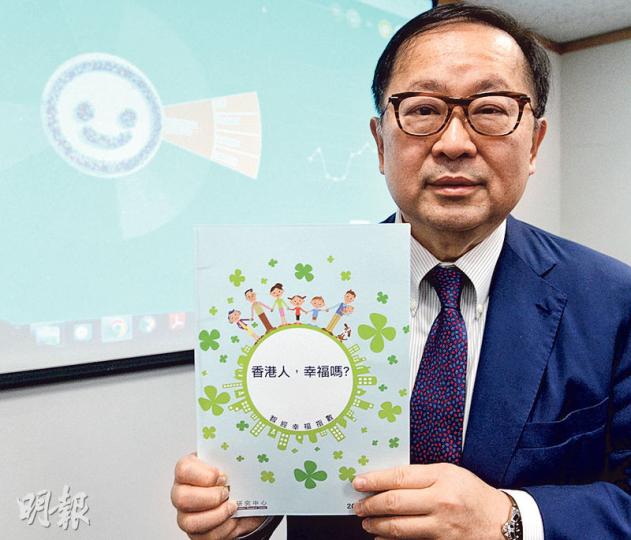 智經研究中心比較實質人均本地生產總值和港人幸福指數的變化，發現經濟增長未必令市民過得更幸福。智經主席及研究召集人李國棟醫生（圖）認為，政府須以市民福祉作制訂政策的方向，才能吸引外資和專才，以保持香港競爭力。（劉焌陶攝）