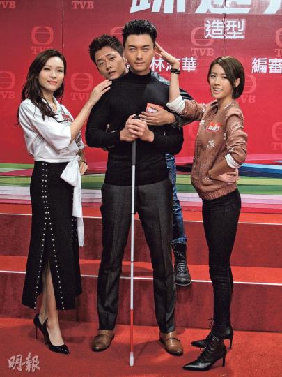 王浩信跟李佳芯、蔡思貝合照時，被張振朗從後伸出「擒拿手」摸胸。（攝影鎅O者：鍾一虹）張振朗（左）與王浩信（右）作狀惜惜。（攝影鎅O者：鍾一虹）陳庭欣（左）笑言其中性造型，有參考過翟威廉（右）。（攝影鎅O者：鍾一虹）