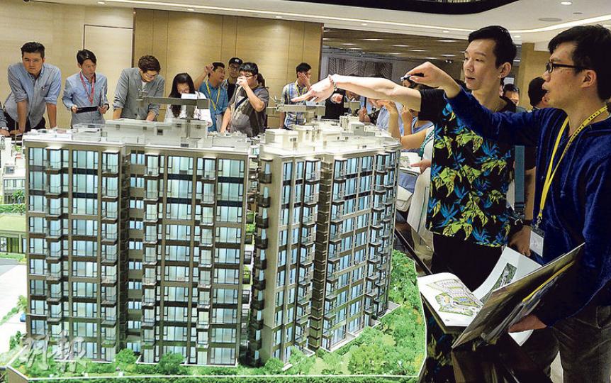 樓市暢旺,本周末將有542伙新盤發售,預料周末成交量可繼9月初之後、創近1個月新高,其中會德豐屯門掃管笏NAPA將於周日開售92伙。(劉焌陶攝) 樓市暢旺,本周末將有542伙新盤發售,預料周末成交量可繼9月初之後、創近1個月新高,其中會德豐屯門掃管笏NAPA將於周日開售92伙。(劉焌陶攝)