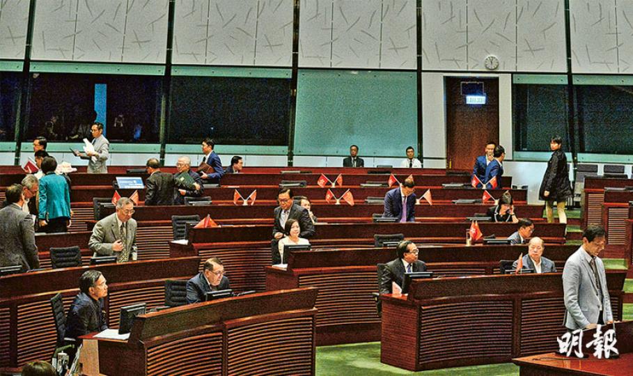 立法會昨晨首項議程安排5名議員重新宣誓,當到第二位即姚松炎(右)站着宣誓時,議員席上的建制派議員開始步出會議廳。立法會有70名議員,會議要求有一半法定人數開會,故當佔40人的建制派離開後,立法會宣告流會。(楊柏賢攝) 立法會昨晨首項議程安排5名議員重新宣誓,當到第二位即姚松炎(右)站着宣誓時,議員席上的建制派議員開始步出會議廳。立法會有70名議員,會議要求有一半法定人數開會,故當佔40人的建制派離開後,立法會宣告流會。(楊柏賢攝)
