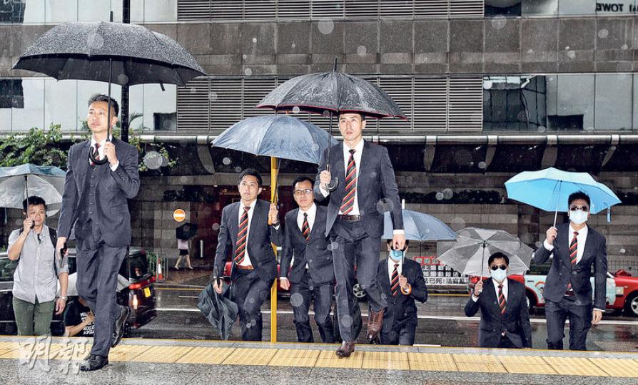 前年佔領運動期間,7名警察涉嫌把公民黨前成員曾健超拖到暗角拳打腳踢,案件昨正式開審。7警裝束一如早前應訊般,穿同款西裝、戴同款「警呔」到庭。右起為偵緝警員陳少丹、反黑組警員劉興沛、反黑組偵緝警員黃偉豪、高級督察劉卓毅、偵緝警長白榮斌、偵緝警員關嘉豪及總督察黃祖成。(李紹昌攝) 前年佔領運動期間,7名警察涉嫌把公民黨前成員曾健超拖到暗角拳打腳踢,案件昨正式開審。7警裝束一如早前應訊般,穿同款西裝、戴同款「警呔」到庭。右起為偵緝警員陳少丹、反黑組警員劉興沛、反黑組偵緝警員黃偉豪、高級督察劉卓毅、偵緝警長白榮斌、偵緝警員關嘉豪及總督察黃祖成。(李紹昌攝)