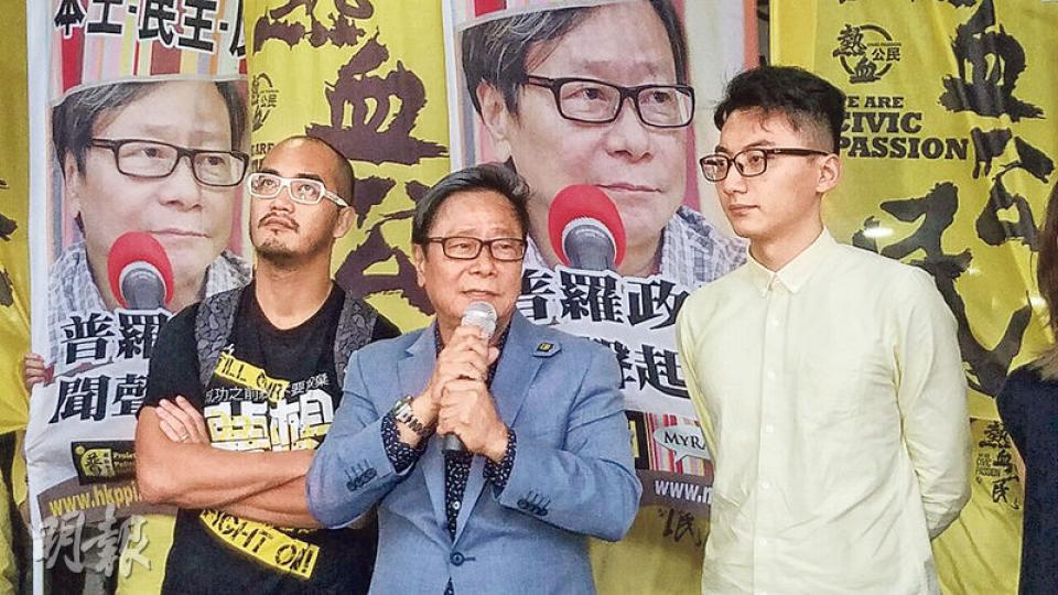 立法會前議員黃毓民(中)昨在熱血公民前「首領」黃洋達(左)、副主席鄭錦滿(右)等人陪同下到庭聽取裁決。熱血公民主席兼立法會議員鄭松泰亦有到庭支持。(鄧力行攝) 立法會前議員黃毓民(中)昨在熱血公民前「首領」黃洋達(左)、副主席鄭錦滿(右)等人陪同下到庭聽取裁決。熱血公民主席兼立法會議員鄭松泰亦有到庭支持。(鄧力行攝)