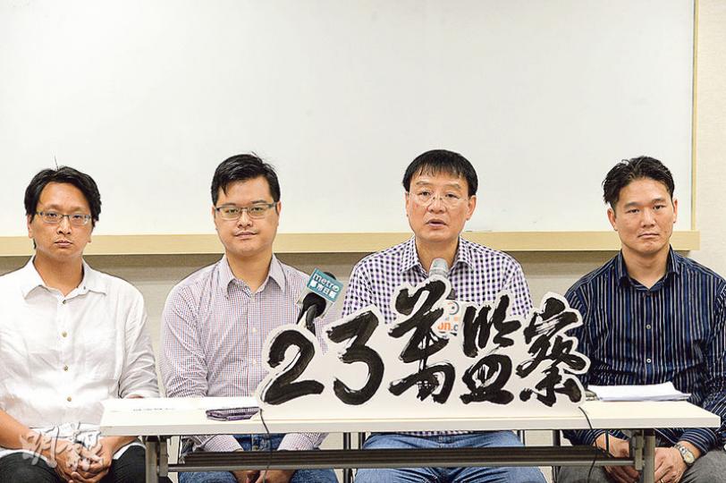 曾狠批拉布流會嘅工聯會前立法會議員王國興(右二)發起嘅「23萬監察」,噚日開記招讚建制派引發流會,認為佢哋係「伸張正義、無可厚非」。同場有另一工聯會前議員鄧家彪(左一)。(楊柏賢攝) 曾狠批拉布流會嘅工聯會前立法會議員王國興(右二)發起嘅「23萬監察」,噚日開記招讚建制派引發流會,認為佢哋係「伸張正義、無可厚非」。同場有另一工聯會前議員鄧家彪(左一)。(楊柏賢攝)