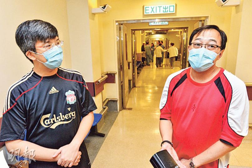聖三一堂中學前校長胡文明獲該校副校長雷偉聰的妻子捐肝,昨凌晨完成手術。胡校長的胞弟(右)昨到醫院探病,感激雷氏夫婦無私捐肝,雷副校(左)則謙稱捐肝不是特別的事,相信其他人都樂意做。(黃志東攝) 聖三一堂中學前校長胡文明獲該校副校長雷偉聰的妻子捐肝,昨凌晨完成手術。胡校長的胞弟(右)昨到醫院探病,感激雷氏夫婦無私捐肝,雷副校(左)則謙稱捐肝不是特別的事,相信其他人都樂意做。(黃志東攝)
