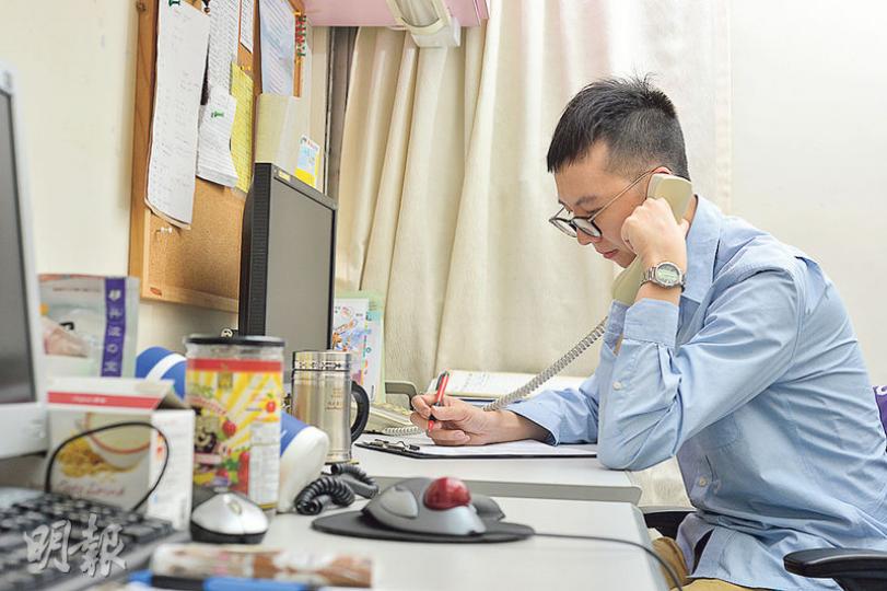 浸信會愛群社會服務處發現,部分義工對受助者需要過分上心而令自己心力耗盡。義工Thomas(圖)幫忙致電社福機構服務使用者時,曾得悉有人剛確診患癌,即勾起中學時自己母親患癌的記憶,令他情緒波動。(黃志東攝) 浸信會愛群社會服務處發現,部分義工對受助者需要過分上心而令自己心力耗盡。義工Thomas(圖)幫忙致電社福機構服務使用者時,曾得悉有人剛確診患癌,即勾起中學時自己母親患癌的記憶,令他情緒波動。(黃志東攝)