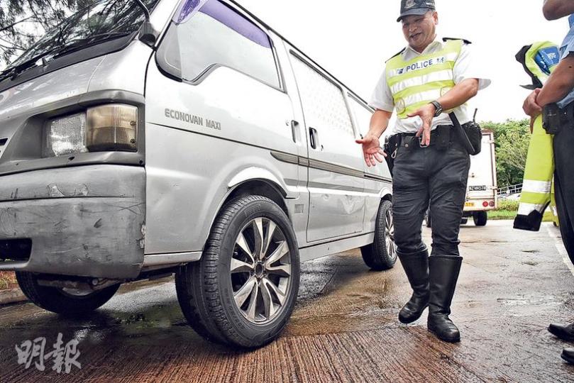 警方截獲的8部客貨車、密斗貨車及私家車,均裝上貴價跑車輪胎,不排除有人藉此走私貴價輪胎進內地逃避徵稅,但此舉可能導致行駛時發生危險。(鍾炳然攝) 警方截獲的8部客貨車、密斗貨車及私家車,均裝上貴價跑車輪胎,不排除有人藉此走私貴價輪胎進內地逃避徵稅,但此舉可能導致行駛時發生危險。(鍾炳然攝)