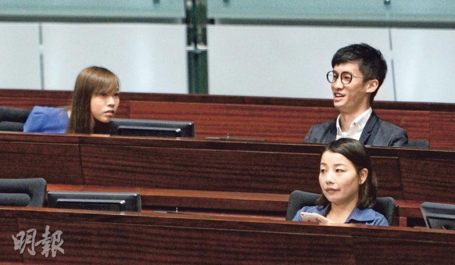 建制派昨製造流會,令青年新政梁頌恆(後排右)、游蕙禎(後排左)及劉小麗(前排)無法再宣誓。青政兩人會後重申不會為上周三首次宣誓的言辭向公眾道歉。(郭慶輝攝) 建制派昨製造流會,令青年新政梁頌恆(後排右)、游蕙禎(後排左)及劉小麗(前排)無法再宣誓。青政兩人會後重申不會為上周三首次宣誓的言辭向公眾道歉。(郭慶輝攝)