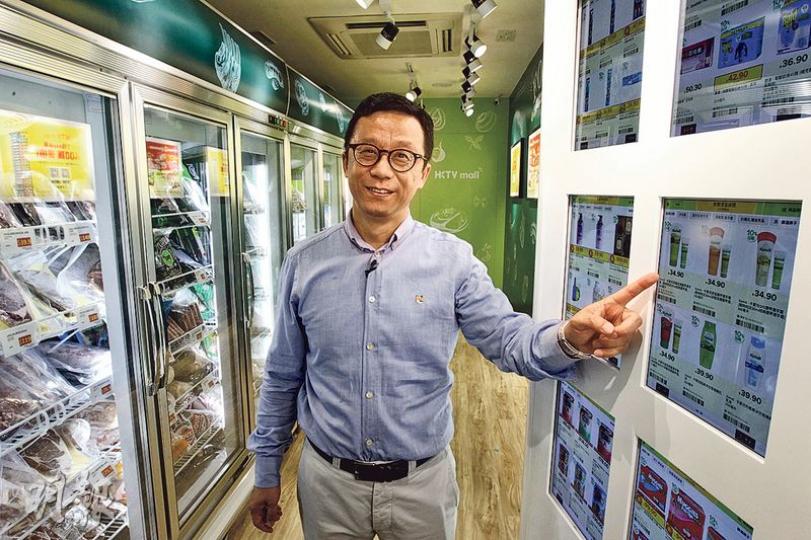 HKTVmall首間門店設多部平板電腦供客戶訂購逾10萬種貨品，並可作為貨品分派中心。圖為香港電視主席王維基。（李紹昌攝）