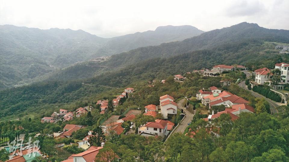 位於新北市新店區的華城社區，除了與傳統豪宅區陽明山一樣坐擁山巒景致外，還有社區管理及康橋學區等配套，售價亦較陽明山豐儉由人。（蘇樂恩攝） 豐泰於大台北華城的豐雲匯1期雲端別墅，由本港著名呂鄧黎建築師事務所設計，去年初開始發售，入場費約2400萬港元，至今7伙中已售出4伙。（蘇樂恩攝）