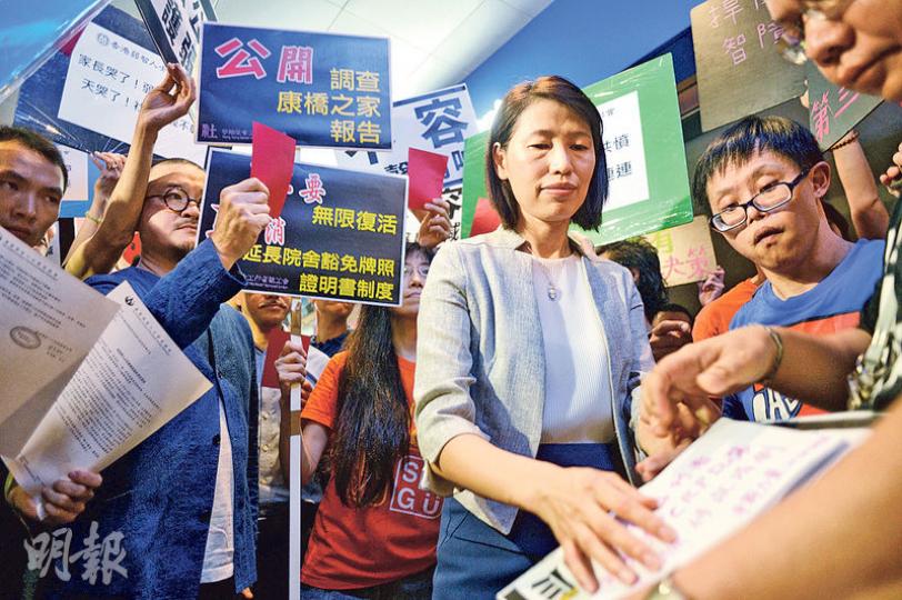 多個團體昨到社署位於灣仔總部請願，要求社署調查康橋之家的問題，檢討發牌準則、取消延長豁免證明書制度等，社署署長葉文娟（右二）接收請願信。（鍾林枝攝）
