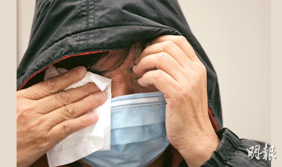 梁太提到兒子8月墮樓死亡事件時不禁拭淚，稱至今未能接受事實，「無想過以後都無得見，成日發夢見到他（兒子），怪自己為何要送他去院舍」。（李紹昌攝） 社署昨日公布擬撤銷殘疾人士院舍「康橋之家」的豁免證明書的意向後，大批傳媒到場採訪，警方警民關係科亦派員到該院了解情况。（伍浦鋒攝）