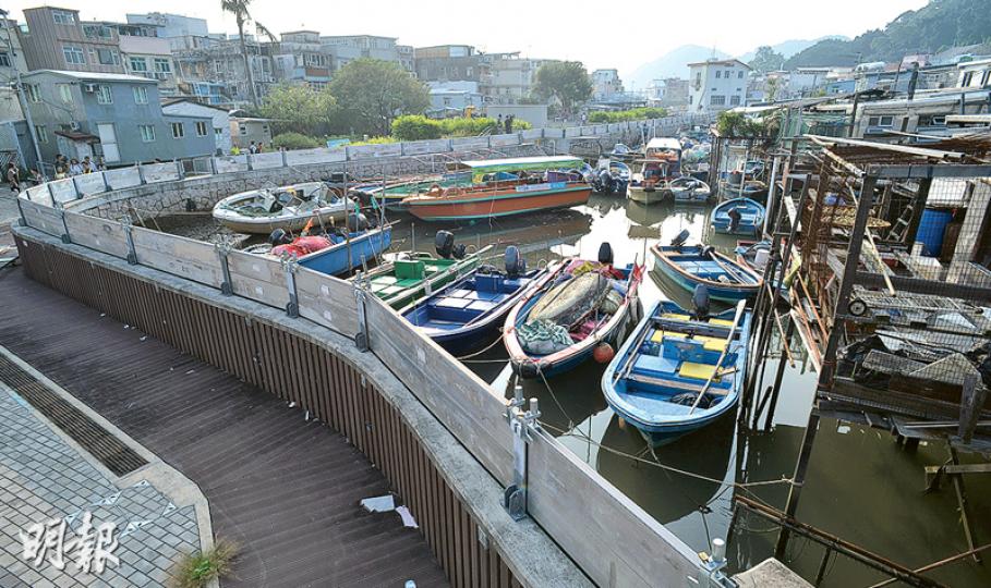 為防強颱風「海馬」吹襲本港期間大澳水浸，渠務署人員昨午帶同記者到大澳永安街及太平街一帶觀察防洪工程，並即場在海堤裝上鋁板。署方指2014年起每當有可能出現風暴潮，即會裝上鋁板防洪，是項工程能保護約300戶居民免受水浸影響。（蘇智鑫攝） 強颱風海馬來襲，天文台預料今日天氣顯著轉壞，市民即時進入「備戰」狀態，本報記者昨晚約11時到紅磡一間超市，見到貨架上的蔬菜、肉類幾乎被搶購一空。（鍾林枝攝） 渠務署工程人員昨到曾出現海水倒灌的大澳加裝鋁板防洪，工程人員解釋，兩塊鋁板之間有防水膠，防止海水從隙位滲入