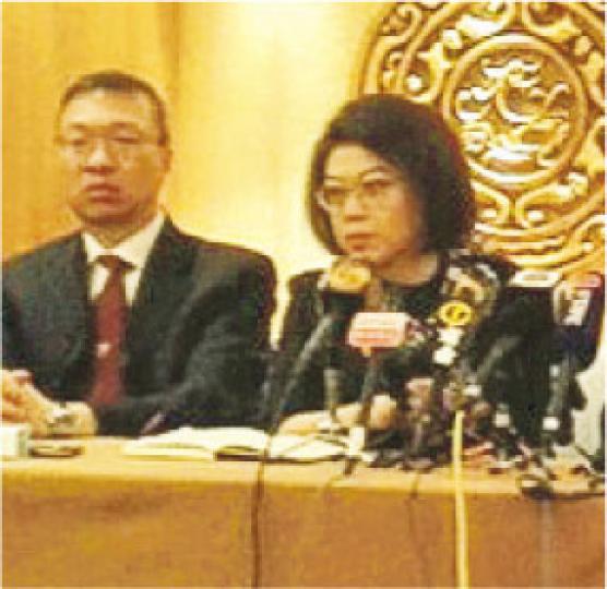 大律師公會主席譚允芝（右）昨晚於北京會見記者時表示，法律面前人人平等，不同意特首司法覆核立法會主席的決定是行政干預立法。（明報記者攝）