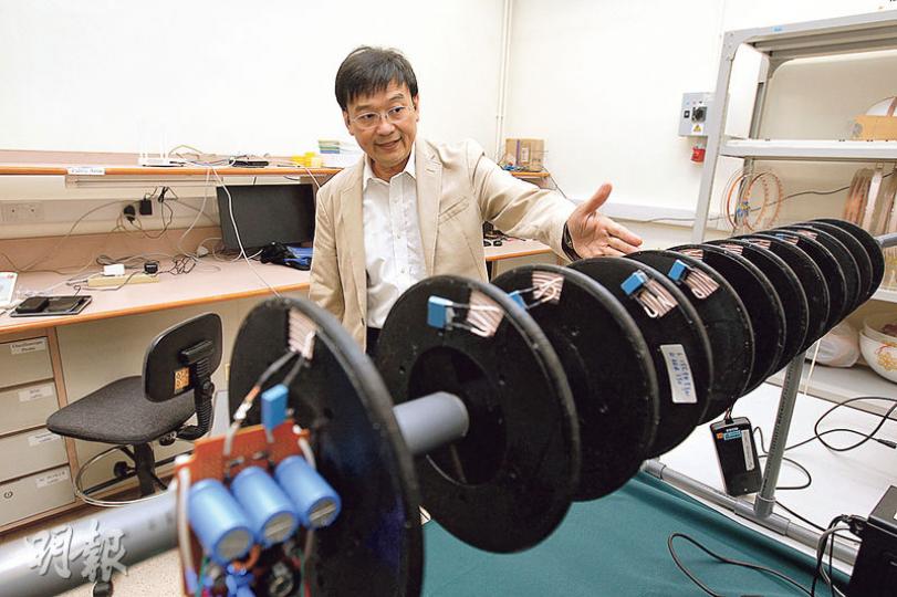 港大電機電子工程系講座教授許樹源獲選為英國皇家工程院院士。許過去20年集中研究節能同時減廢的技術，圖為模擬高壓電纜的絕緣子，團隊研究將共震線圈藏在絕緣子內，並透過無線傳電技術供電予電纜的監測系統。（郭慶輝攝）