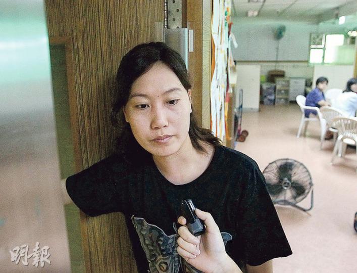 本報記者昨晨到康橋之家查詢院舍人手不足、男童墮樓案是否涉及疏忽的問題，職員指該處是私人地方，要求記者離開，又着記者找老闆回應。（明報記者攝）