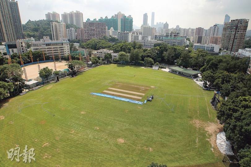 亞皆老街君柏所有單位坐向一致,外望天光道遊樂場,景觀開揚。(攝影:曾憲宗) 項目已屆現樓,示範單位為第3座18樓A室,客飯廳間隔分明,天花配上特色燈飾,流露華麗風格。(攝影:曾憲宗) 睡房放置睡牀及牀頭櫃,空間寬敞,牆身配有藝術裝潢。(攝影:曾憲宗) 浴室配有不少鏡面,營造酒店式設計風格。(攝影:曾憲宗) 廚房兩邊配有不少廚櫃及工作枱面,迎合喜愛下廚的戶主。(攝影:曾憲宗) 家庭廳放置電子結他、大鼓及擴音器等,化身BAND房。(攝影:曾憲宗) 亞皆老街君柏所有單位坐向一致,外望天光道遊樂場,景觀開揚。(攝影:曾憲宗) 項目已屆現樓,示範單位為第3座18樓A室,客飯廳間隔分明,天花配上特色燈飾,流露華麗風格。(攝影:曾憲宗) 睡房放置睡牀及牀頭櫃,空間寬敞,牆身配有藝術裝潢。(攝影:曾憲宗) 浴室配有不少鏡面,營造酒店式設計風格。(攝影:曾憲宗) 廚房兩邊配有不少廚櫃及工作枱面,迎合喜愛下廚的戶主。(攝影:曾憲宗) 家庭廳放置電子結他、大鼓及擴音器等,化身BAND房。(攝影:曾憲宗)