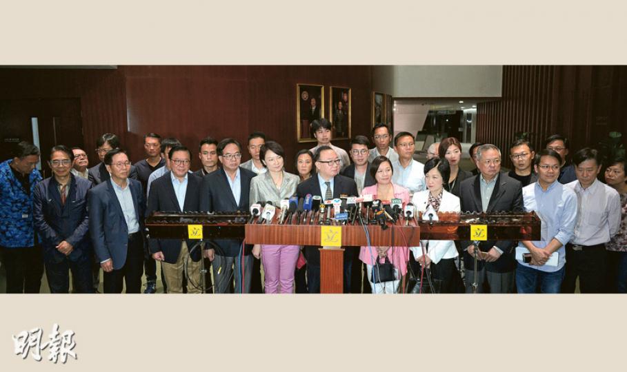 昨晚建制派約30名議員在立法會開會後,「班長」廖長江(中)稱會去信立法會主席梁君彥,要求他不再為青政梁頌恆、游蕙禎安排宣誓,又指梁若不接納建議,建制派會採取任何方法阻撓兩人宣誓,包括再次流會。(鍾林枝攝) 昨晚建制派約30名議員在立法會開會後,「班長」廖長江(中)稱會去信立法會主席梁君彥,要求他不再為青政梁頌恆、游蕙禎安排宣誓,又指梁若不接納建議,建制派會採取任何方法阻撓兩人宣誓,包括再次流會。(鍾林枝攝)