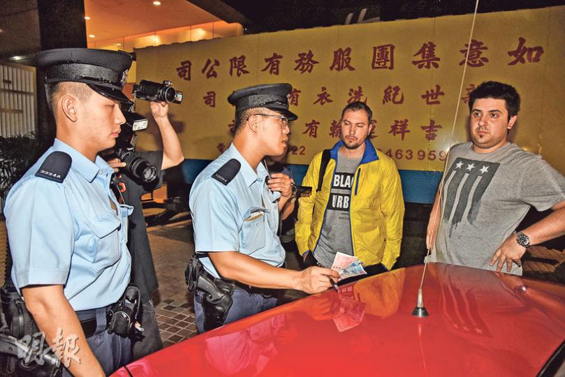 原涉以100元偽鈔搭的士的兩名阿根廷遊客(右一及二)在場接受警員查問,其後被帶返警署。警方經調查後相信兩人對偽鈔一事不知情,將兩人放行。(蔡方山攝) 警員將懷疑是假鈔的100元紙幣、車資收據及的士司機找贖給遊客的42元,一併檢走調查。(蔡方山攝) 原涉以100元偽鈔搭的士的兩名阿根廷遊客(右一及二)在場接受警員查問,其後被帶返警署。警方經調查後相信兩人對偽鈔一事不知情,將兩人放行。(蔡方山攝) 警員將懷疑是假鈔的100元紙幣、車資收據及的士司機找贖給遊客的42元,一併檢走調查。(蔡方山攝)