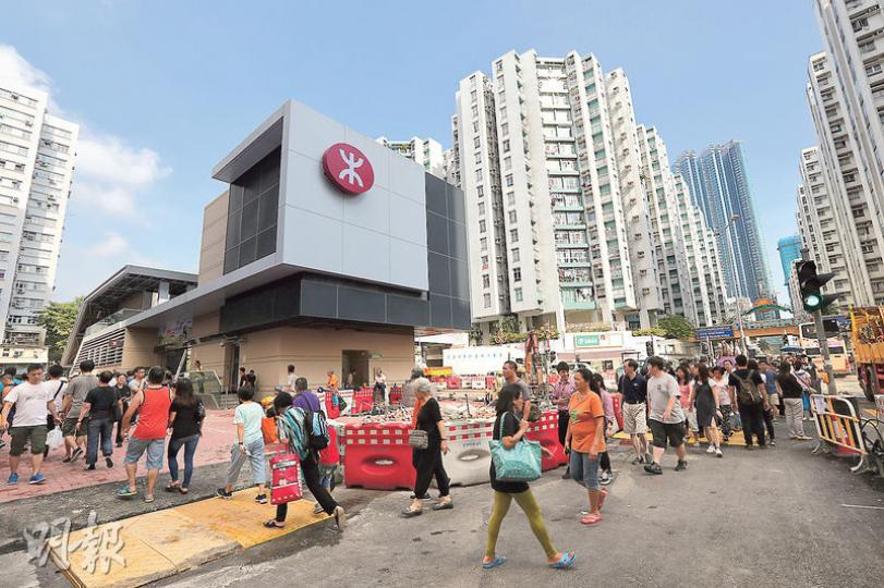 觀塘延線今日通車,其中黃埔站因地理環境限制,僅設單側式月台,而東、西兩個車站大堂的非付費區並不相通,圖為西面大堂A出口,旁為黃埔花園。(李紹昌攝)港鐵昨日於黃埔站舉行開放日,吸引近萬市民到場參觀。不少黃埔居民帶同年幼子女到場,有小朋友參觀新建月台時表現興奮。(李紹昌攝)九龍城(黃埔西)區議員鄺葆賢(圖)指出,雖然該區一帶路面擠塞問題嚴重,但黃埔站只有一個月台,加上列車班次較疏,故未必所有居民都會選擇港鐵出入,當局不應貿然縮減部分巴士路線。(郭慶輝攝) 觀塘延線今日通車,其中黃埔站因地理環境限制,僅設單側式月台,而東、西兩個車站大堂的非付費區並不相通,圖為西面大堂A出口,旁為黃埔花園。(李紹昌攝)港鐵昨日於黃埔站舉行開放日,吸引近萬市民到場參觀。不少黃埔居民帶同年幼子女到場,有小朋友參觀新建月台時表現興奮。(李紹昌攝)九龍城(黃埔西)區議員鄺葆賢(圖)指出,雖然該區一帶路面擠塞問題嚴重,但黃埔站只有一個月台,加上列車班次較疏,故未必所有居民都會選擇港鐵出入,當局不應貿然縮減部分巴士路線。(郭慶輝攝)